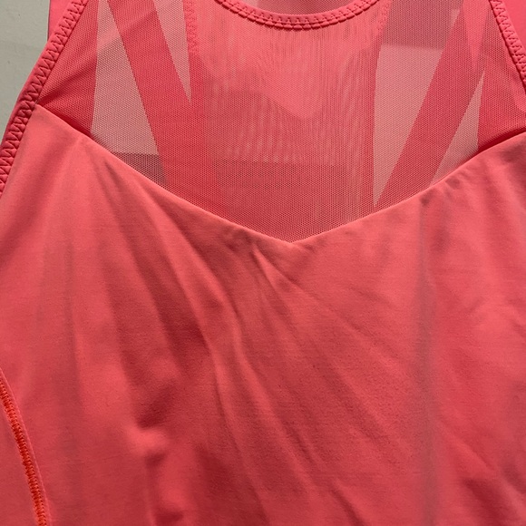 Lululemon Running through the city Tank 8 - Picture 3 of 3